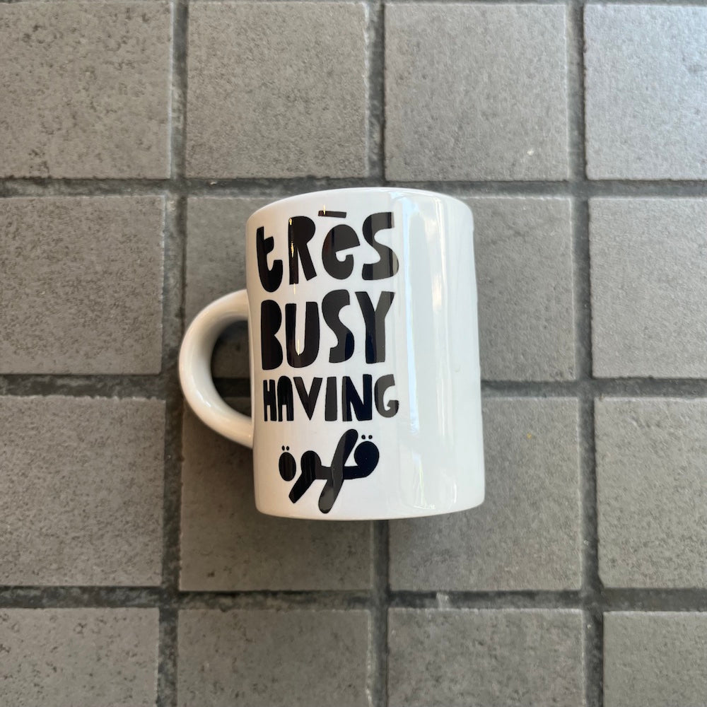 Mini Mug Très Busy Having قهوة