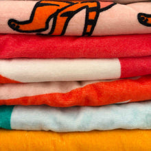 Load image into Gallery viewer, Beach Towel Chou Hal Shob (شو هل شوب)