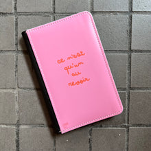Load image into Gallery viewer, Passport Holder Ce N&#39;est Qu&#39;un Au Revoir